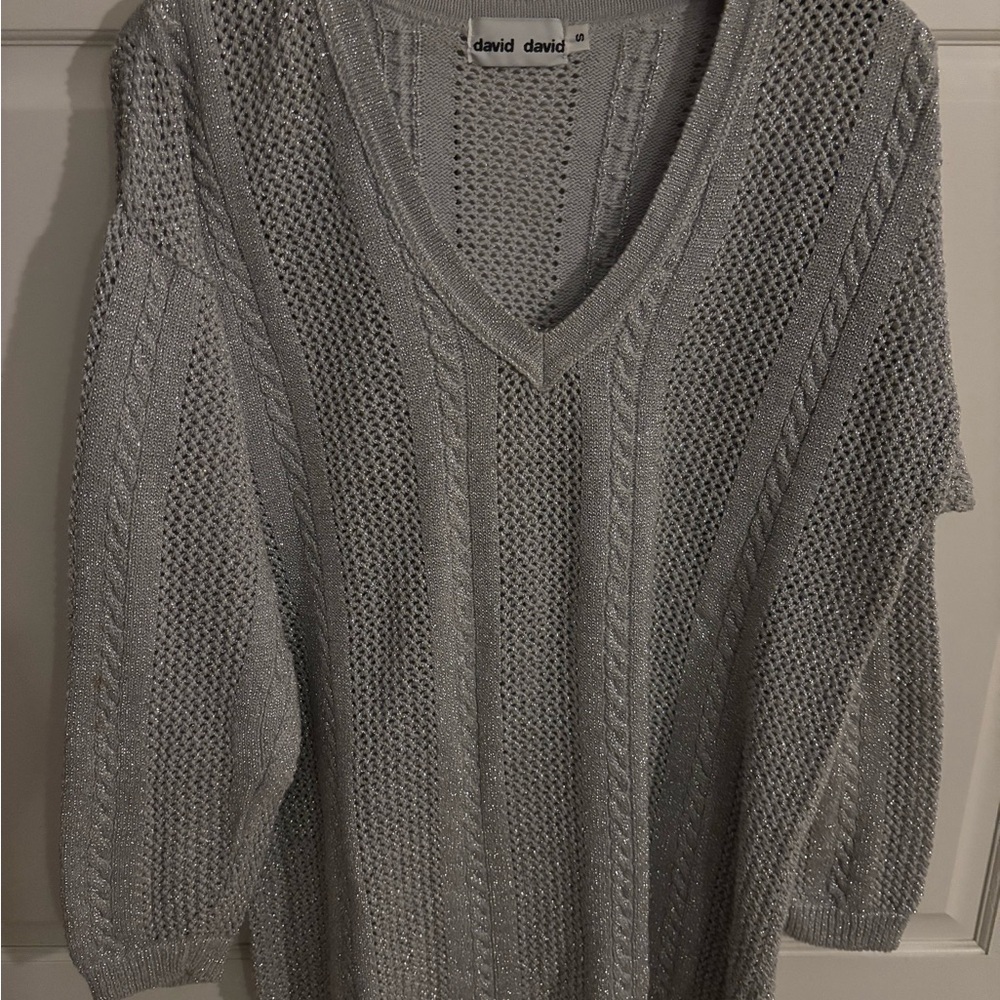 Classic Gray Cable Knit V-Neck‎ Sweater David David. Silver metallic.